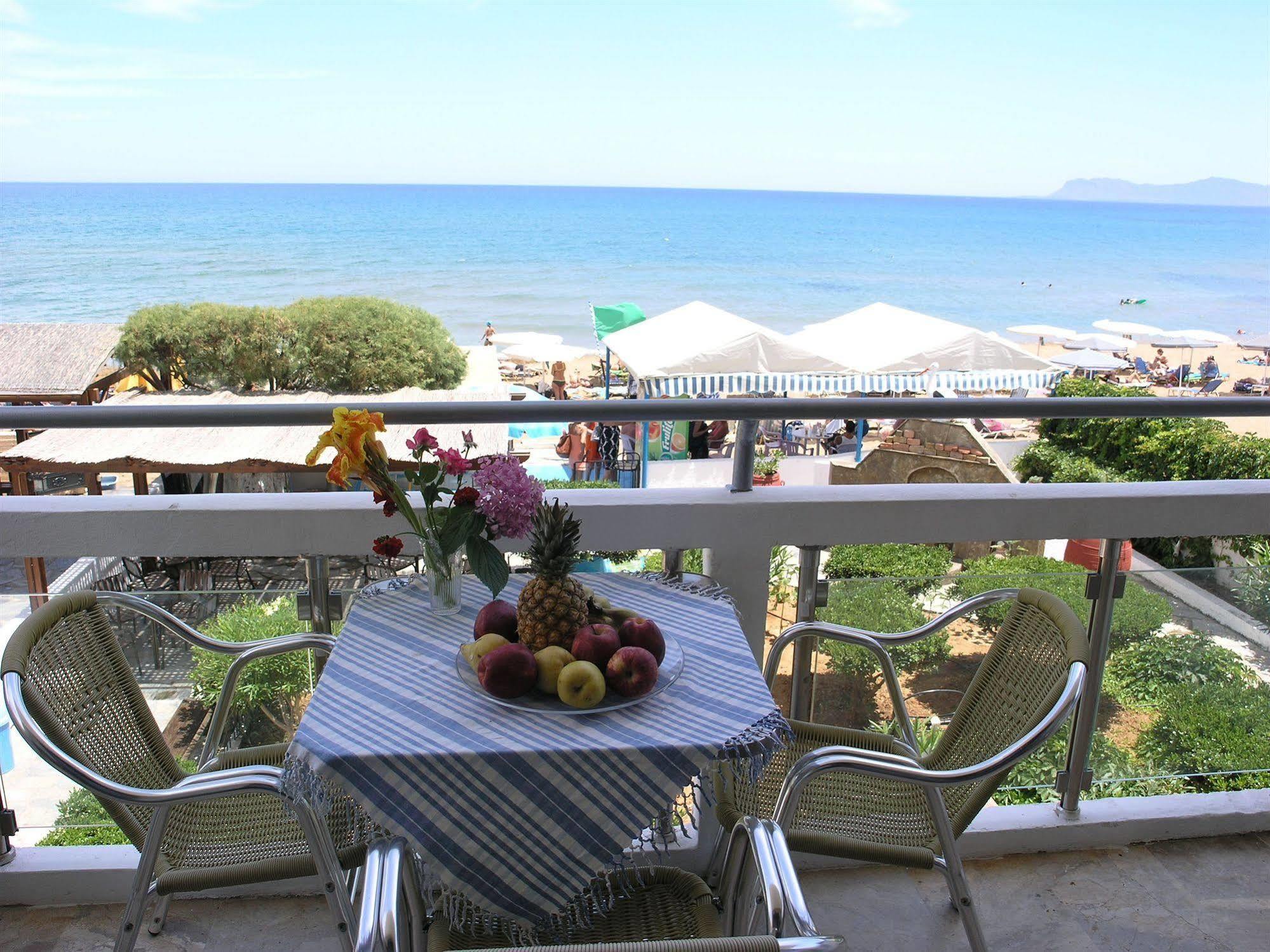 Lia Beachfront Apartments Сталос Екстер'єр фото